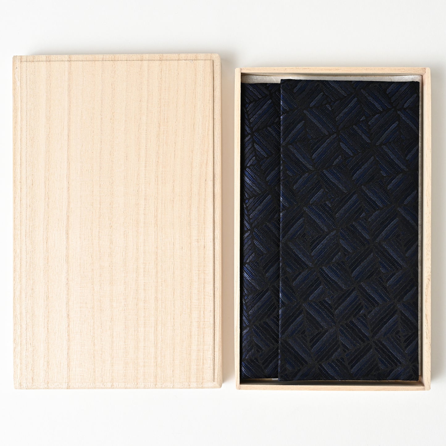 Nishijin-ori cloth, gold envelope, Japanese-made, paulownia wood box