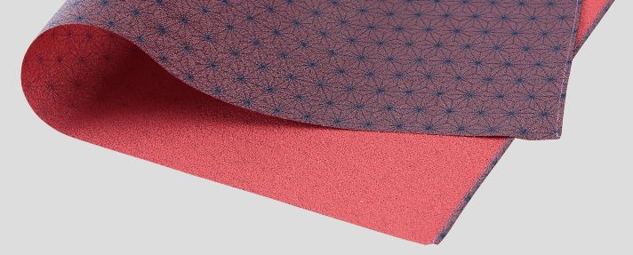 Stylish Furoshiki (Japanese-made furoshiki) from Kyoto. Polyester furoshiki, woven with a single weave, double-sided dyeing, 48 x 50cm wide. Features a hemp leaf pattern on the front and a plain pattern on the back.
