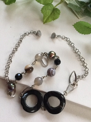 Women's necklace made of natural onyx and freshwater pearls from Botswana 