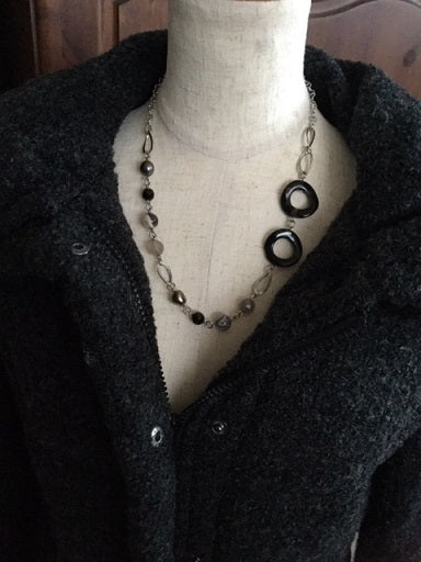 Women's necklace made of natural onyx and freshwater pearls from Botswana 